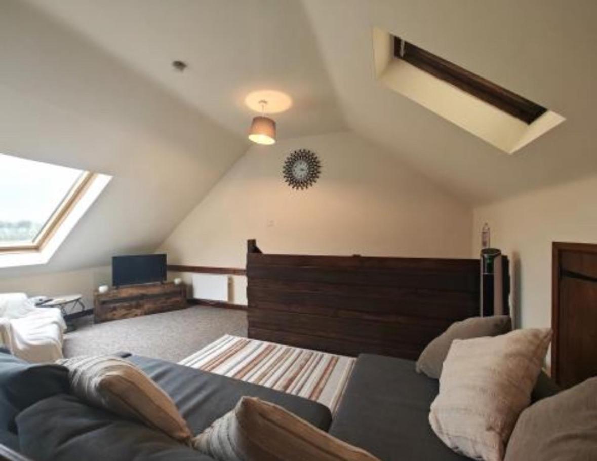 The Ducks - Gorgeous Upside Down - Norfolk Apartment Mileham
